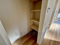 キッチン横の便利なパントリー