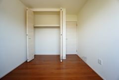 同仕様写真。暖かい日差しが差し込む洋室。たっぷり収納できるクローゼット付きでお部屋の中をすっきりと快適に保てます。