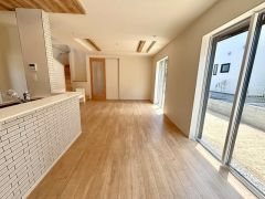 大きな掃き出し窓のあるリビングは、陽光あふれる明るい空間です。ゆったりと寛げる憩いの場となりそうです。