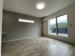 バルコニーに面した洋室です。大きな窓からやわらかな陽が差し込む明るいお部屋です。寝室としてもおすすめです。