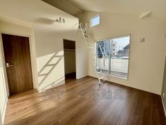 バルコニーに面していて日当たりがよく、寝室としての利用もおすすめです＾＾更には大容量のロフト付き