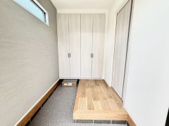 玄関を開けるとフラットで明るい玄関と大容量のシューズクローゼットがお出迎え。