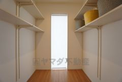 1階にファミリークロークが付いています。お出かけ前のコーディネートチェックや、アウターやカバン、帽子など帰宅後すぐに収納できます＾＾