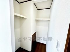 両側にハンガーパイプを備えた収納スペース。衣類や季節物も整理しやすく、毎日の身支度もスムーズです。