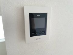 防犯性、セキュリティ対策に安心できるテレビモニター付きインターフォンです。セールスマン対策にもなり安心できます。