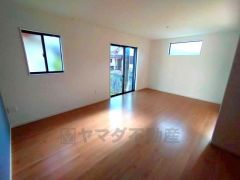 大きな窓のあるリビングは、陽光あふれる明るい空間です。居心地良く、ご家族皆がゆったり寛げる憩いの空間となりそうです。