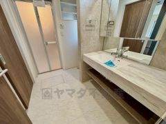 洗面脱衣室には可動式の棚が付いているので、タオルや着替えなども置くスペースが確保できて助かりますね。