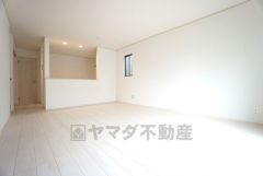 家族が集まる開放的なリビング。思い思いの時間を過ごしたり食事をしたり、素敵な団らんの場になりますね。