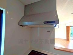 調理により発生する油煙や臭いを吸い込み、屋外へ排気してくれます。