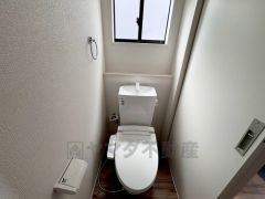 ウォシュレット付きトイレです。1階2階の2ヶ所にトイレがあるので、忙しい朝にもゆとりができますね＾＾