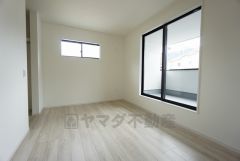 7.5帖。主寝室としてお使いいただけそうなこちらのお部屋は、日当たりが良く、爽やかな風を感じて起きる朝は、快適生活の始まりに。 