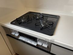 3種類の料理が同時に調理できる、3口ガスコンロ。忙しい夕食の支度時間が短縮できて効率よくお料理が楽しめます。