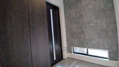 たっぷり収納できるシューズボックスです。家族全員の靴がきれいに整頓できます。棚の上にお花や写真を飾っても良いですね。