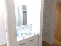 洗面室には室内物干し付き＾＾雨の日や花粉の季節の洗濯も安心です＾＾洗濯機から取り出してすぐに干せるのも嬉しいですね＾＾