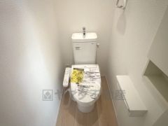 ウォシュレット付きトイレです。1階2階の2ヶ所にトイレがあるので、忙しい朝にもゆとりができますね＾＾ 温水洗浄便座リモコン付き。