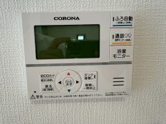 お湯張り、追い炊き、足し湯がボタン一つで楽々操作できる非常に便利な給湯機リモコンです。追い炊きがついていると寒い冬は水道代の節約にもなるので助かりますね