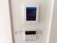 キッチン横からお湯張り、追い炊き、足し湯がボタン一つで楽々操作できる給湯機リモコンです＾＾忙しい夕飯の準備の時間帯に重宝しますね。