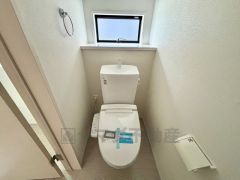 ウォシュレット付きトイレです。1階2階の2ヶ所にトイレがあるので、忙しい朝にもゆとりができますね＾＾ 温水洗浄便座リモコン付き。