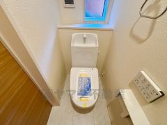 ウォシュレット付きトイレです。1階2階の2ヶ所にトイレがあるので、忙しい朝にもゆとりができますね＾＾
