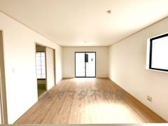 大きな掃き出し窓のあるリビングは、陽光あふれる明るい空間です。ゆったりと寛げる憩いの場となりそうです。
