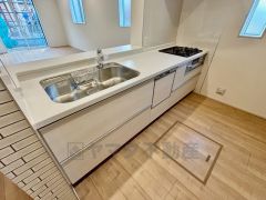 キッチンに向き合う形で大きな窓があります。たくさんの光や風を取り込むことができ快適な生活が過ごせそうです。