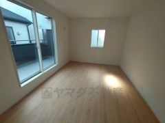 バルコニーに面した洋室です。大きな窓からやわらかな陽が差し込む明るいお部屋です。寝室としてもおすすめです。
