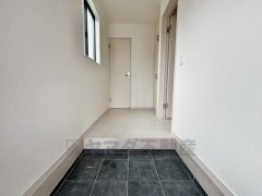 玄関扉から光の差し込む明るい玄関です。