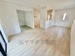 おしゃれなキッチンを中心とした開放的なリビング。お友達や親せきをお招きするのも楽しみです＾＾