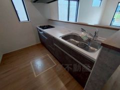 使い勝手の良いシステムキッチン。対面式キッチンからはリビングにいる家族の様子が確認できて安心です＾＾