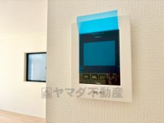 防犯性もばっちり、TVモニター付きインターホン完備。大きなモニターで玄関先を確認できます。