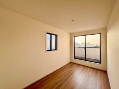 大きめのクローゼットがついた使いやすい洋室です。すっきりと整理整頓できるので気持ちよくすごせます＾＾ バルコニーに面していて日当たりがよく、寝室としての利用もおすすめです＾＾
