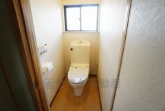 1階に設けたトイレです。 温水洗浄便座付き。