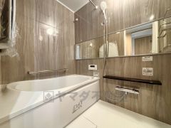 1日の疲れを癒すくつろぎのバスルーム。足を伸ばしてもゆったりと入れるサイズです。