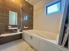 換気のしやすい小窓付きのバスルーム。浴室乾燥機付きで雨の日は洗濯物を乾かせる空間にもなります。