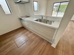 収納も、作業スペースも広々と設けられた使いやすいシステムキッチンです＾＾カウンタ