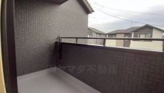 幅広のインナーバルコニーは多少の雨でも洗濯物を守ってくれ、家事を助けてくれること間違いなし。眩しすぎる日差しも和らげます。 