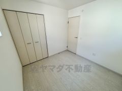 クローゼットがついた使いやすい洋室です。すっきりと整理整頓できるので気持ちよくすごせます＾＾ 日当たりがよく、寝室としての利用もおすすめです＾＾