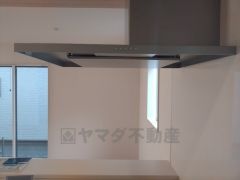 スタイリッシュなレンジフード＾＾調理中に出る湯気や油分などを効率よく外に逃がしてくれます。