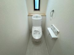 ウォシュレット、暖房便座、節電・節水機能など、使い勝手のよい高機能トイレです。