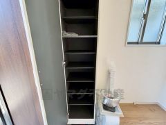 整理し易いシューズボックスです 右側にスペースがあるのでお好みのシューズボックスを置くことも可能です