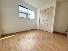 ナチュラルなカラーを基調とした洋室。各居室にはクローゼットが設けられているので、すっきりと整理整頓でき気持ちよく過ごせます。