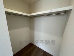 ウォークインクローゼット付き＾＾ハンガーパイプ下にボックスを置いて、枕棚を活用して、たっぷりと収納できそうです＾＾