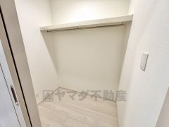 ウォークインクローゼット付き＾＾ハンガーパイプ下にボックスを置いて、枕棚を活用して、たっぷりと収納できそうです＾＾