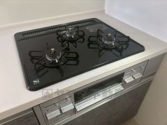 3種類の料理が同時に調理できる、3口ガスコンロ。忙しい夕食の支度時間が短縮できて効率よくお料理が楽しめます。