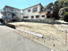 角地なので、開放感が得られます。 また、日差しが入りやすく、家の奥まで明るくなるのが嬉しいポイントです。