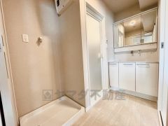 洗面台、洗濯機置き場、バスルームが連なっている、生活導線の考えられた作りになっています。