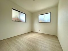 2面採光を確保した明るい室内で、爽やかな風を感じながら目覚める朝は、心地よく一日をスタートできる贅沢なひととき。快適でゆとりある暮らしの始まりにふさわしい住空間です。