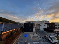 目の前に日差しを遮る建物がないので日当たり良好です。お洗濯物がよく乾きそうですね。