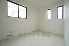 2面採光を確保した明るい室内は、風通しも良く、大変居心地の良い空間となっております。爽やかな風を感じて起きる朝は、快適生活の始まりに。