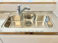 大きなお鍋も楽々洗える幅の広いシンクです＾＾ステンレスシンクなので簡単にお掃除できますよ。洗剤やスポンジもすっきりできる収納付き。